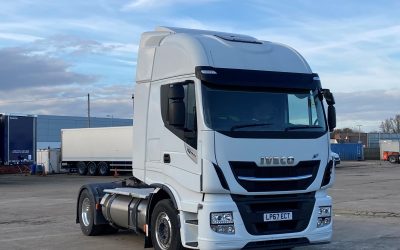 IVECO Stralis NP 4×2 LNG tractor unit – various available